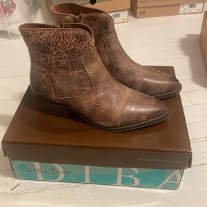 DIBA TRUE Cool Wind Leather Booties Size 7